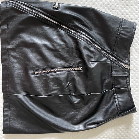 🤍Faux leather biker skirt from Pretty Little Thing - Picture 3 of 6
